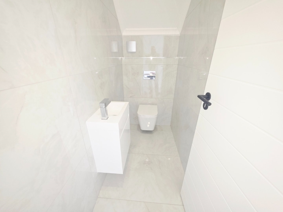 5 Bedroom Property for Sale in Sandown Western Cape